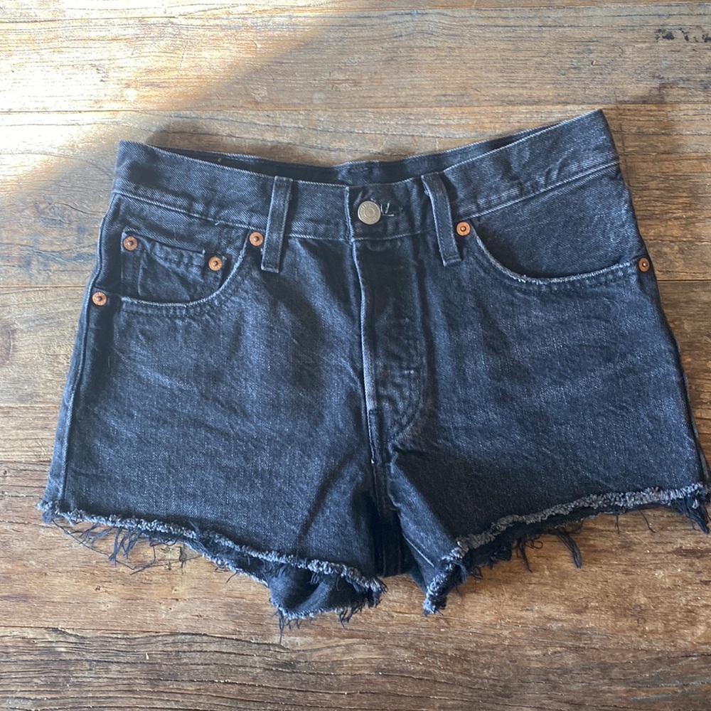 Levi’s 501 Cutoff Black Jean Shorts_w25